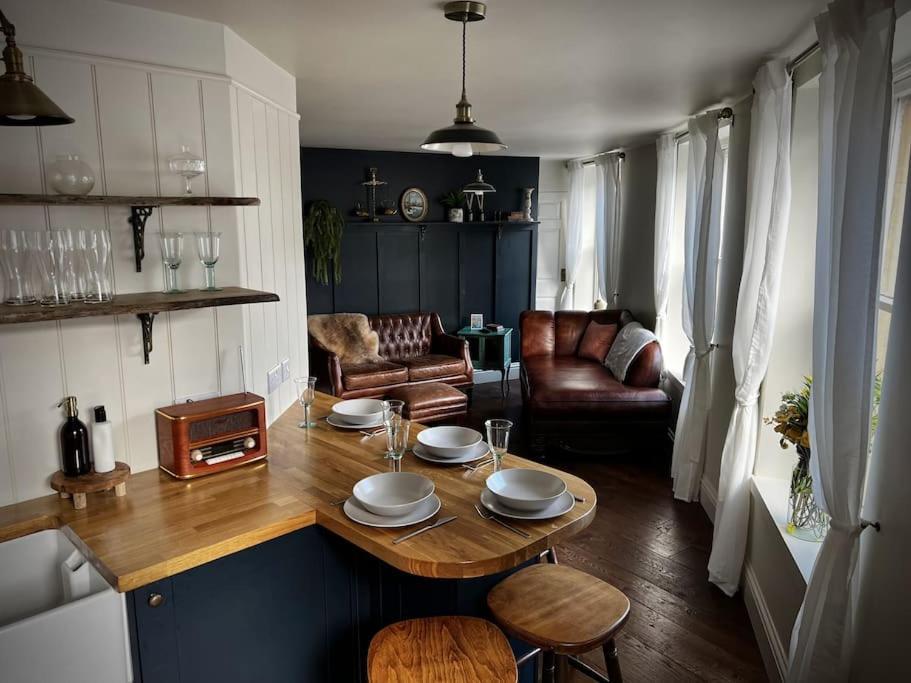 Period Apartment, Great Views, In Heart Of Town. Bradford-On-Avon Екстер'єр фото