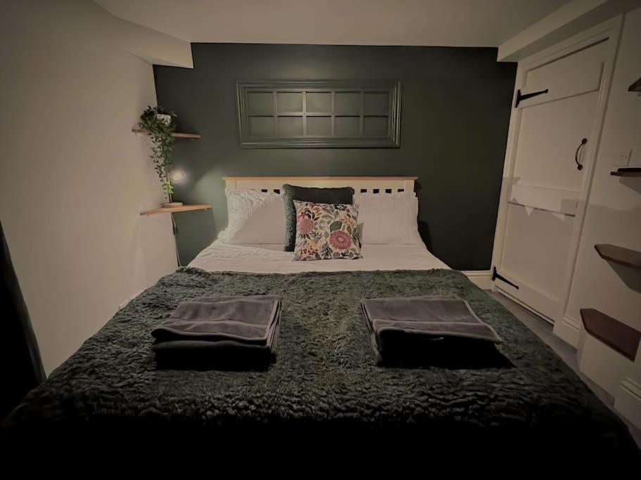 Period Apartment, Great Views, In Heart Of Town. Bradford-On-Avon Екстер'єр фото