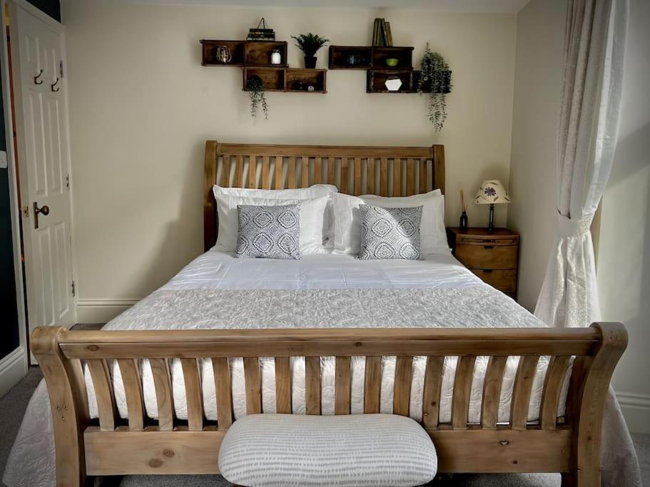 Period Apartment, Great Views, In Heart Of Town. Bradford-On-Avon Екстер'єр фото
