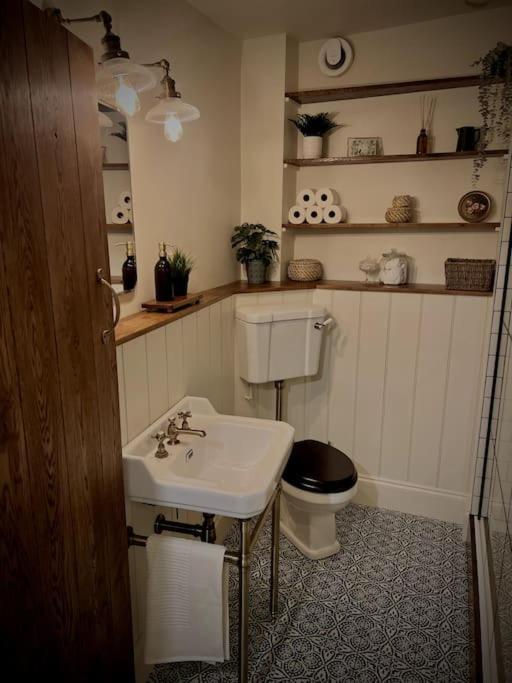 Period Apartment, Great Views, In Heart Of Town. Bradford-On-Avon Екстер'єр фото