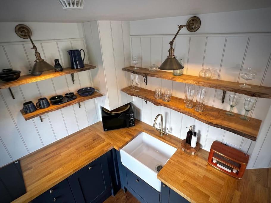 Period Apartment, Great Views, In Heart Of Town. Bradford-On-Avon Екстер'єр фото