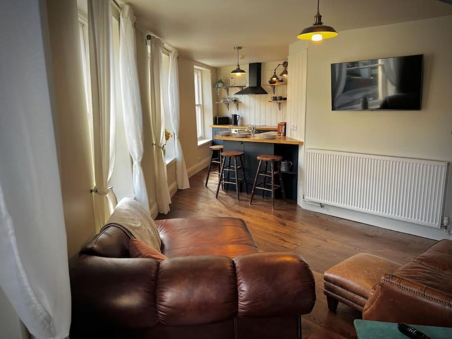 Period Apartment, Great Views, In Heart Of Town. Bradford-On-Avon Екстер'єр фото